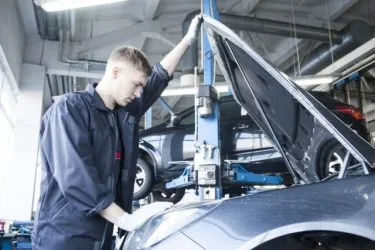 特定技能「自動車整備業」で外国人が従事可能な業務と雇用時の注意点を解説