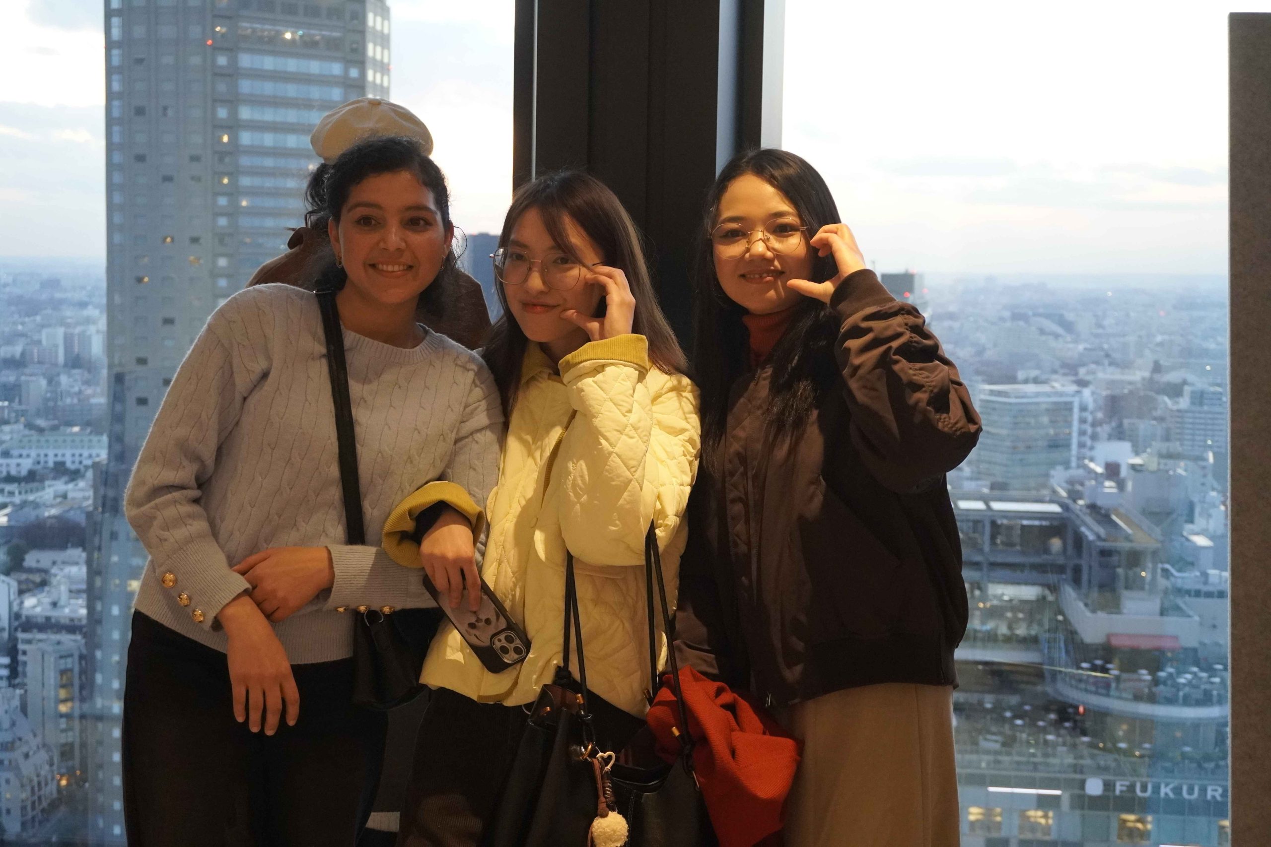 参加者が写真を撮る様子の写真