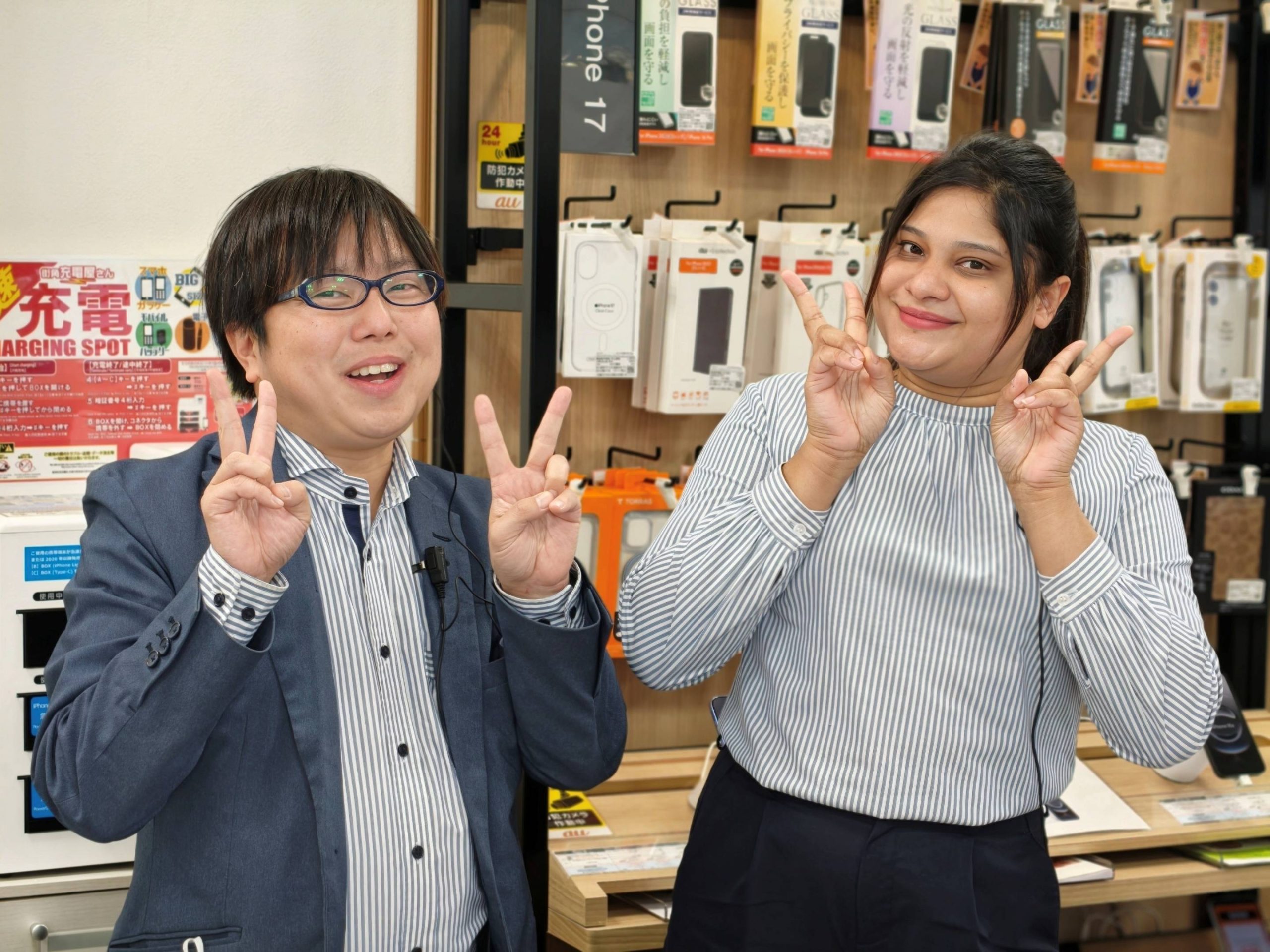 ピースする日本人従業員と外国人従業員の写真