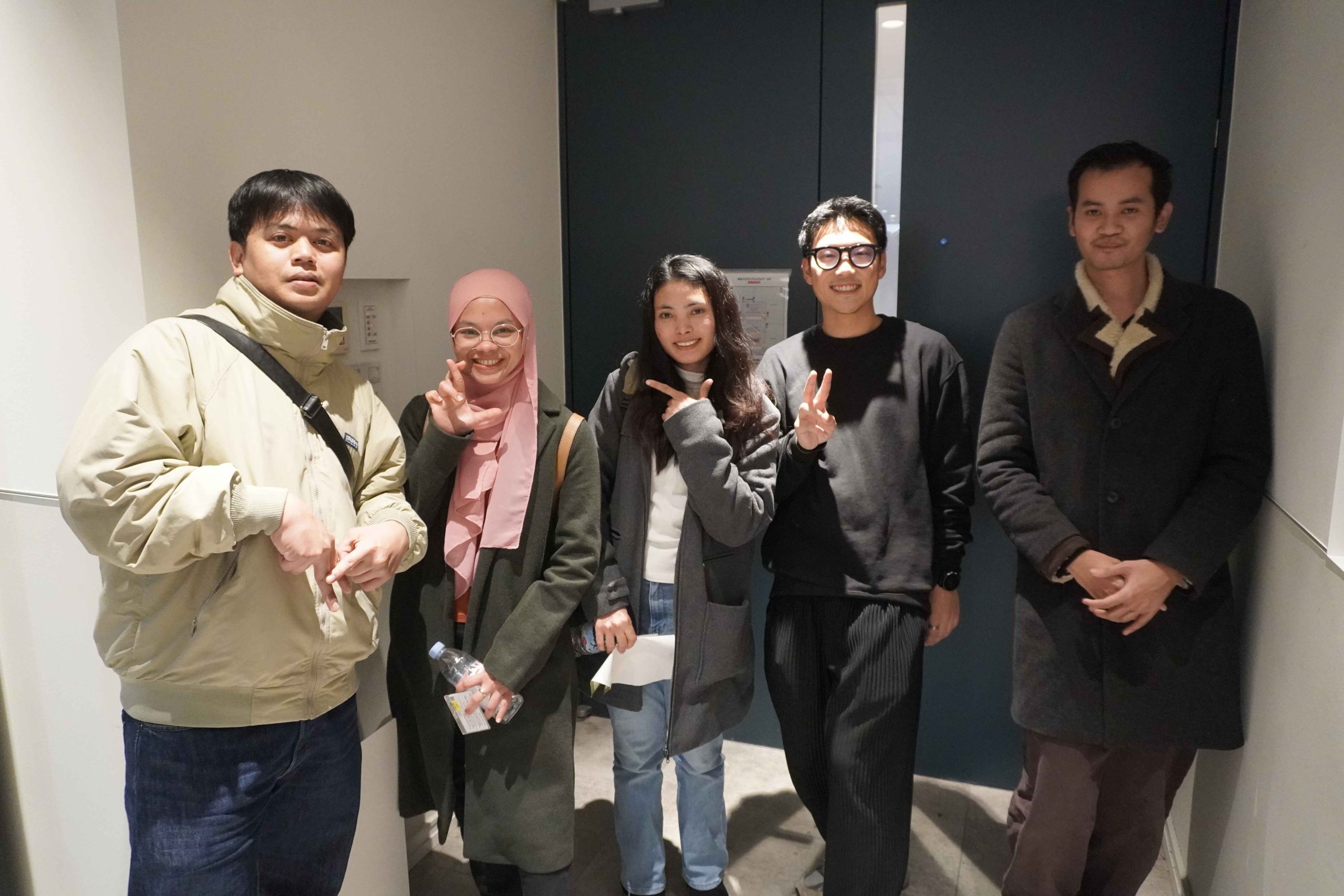 イベント主催者と参加者の写真