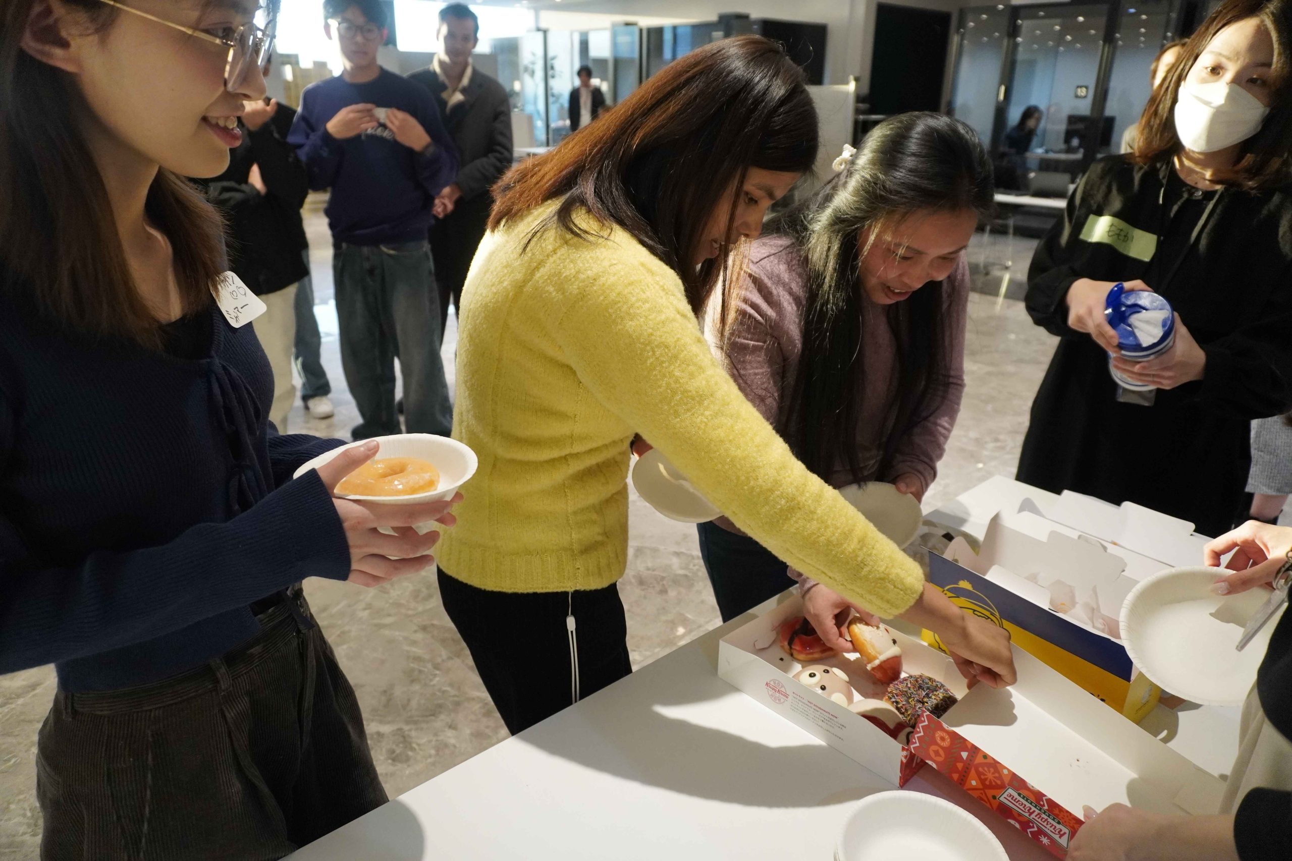 スイーツの景品を貰いに来る参加者の写真