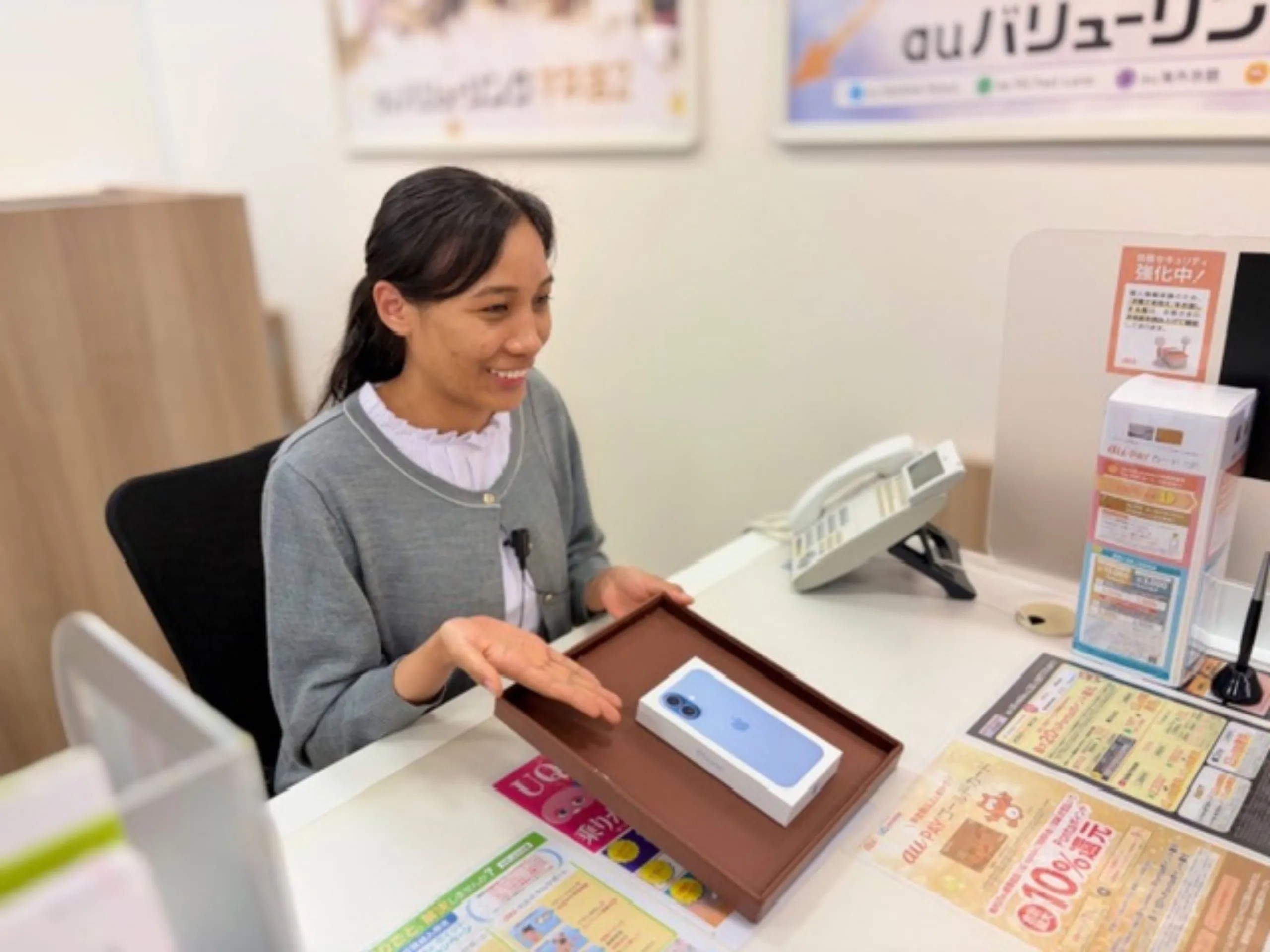 笑顔で接客する外国人従業員の写真