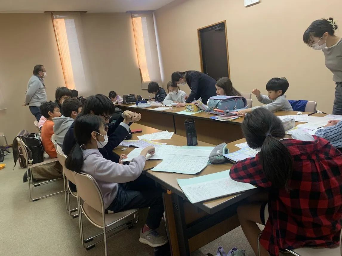 日本人と外国人住民が一緒に学習をする様子