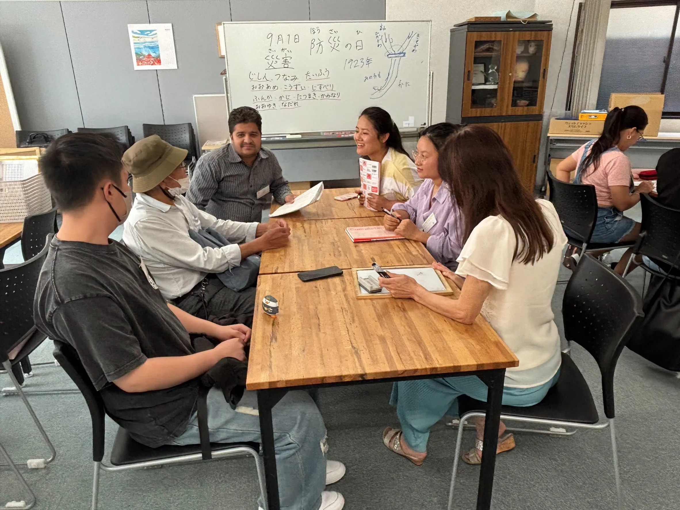 日本語会話クラスに参加する外国人住民の様子