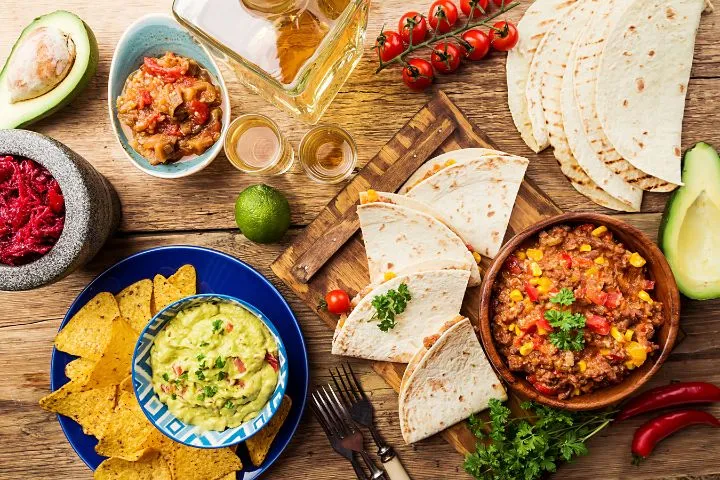 メキシコ料理のタコスやワカモレなどの画像