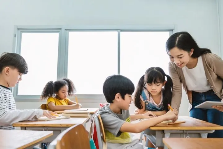 子供と女性講師の画像