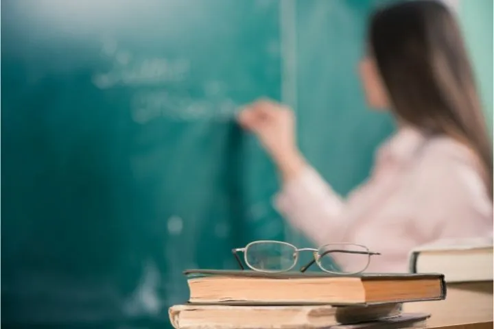 黒板に書記する教師のイメージ