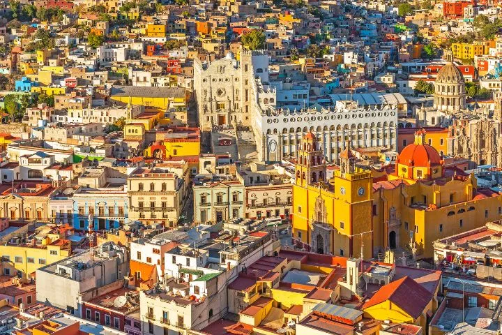 広範囲に渡ってメキシコの街を写したイメージ