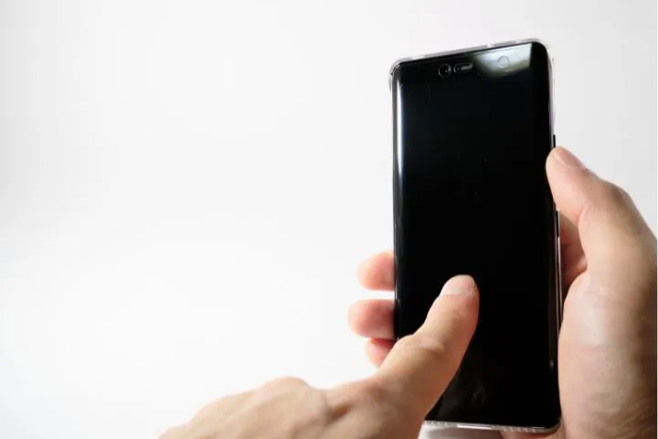 スマホで連絡をしようとしている手の画像