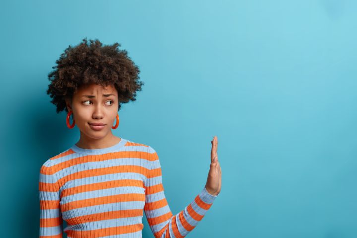 外国人女性が拒否をしているイメージ