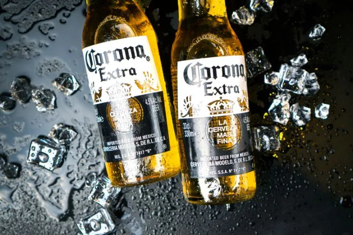 コロナビール2本と氷の画像