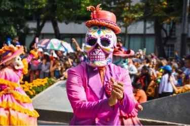 ガイコツが街にあふれる?!メキシコの代表的なお祭り「死者の日」を解説!