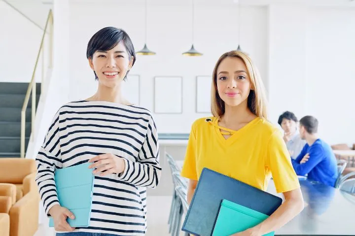 笑顔で並んでいる仕事中の女性