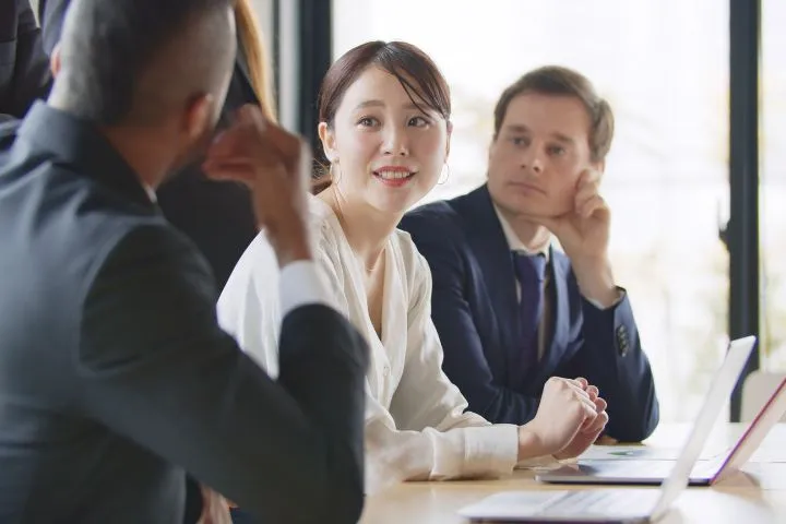 グローバル企業で会議をしているイメージ
