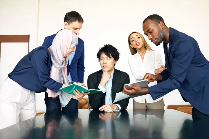 複数の外国人から話しかけられて考えている日本人のイメージ