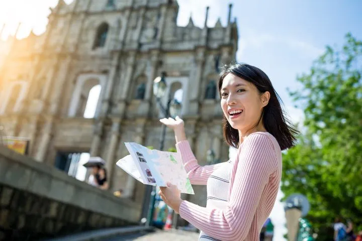 外国で働くツアーガイドの日本人女性のイメージ