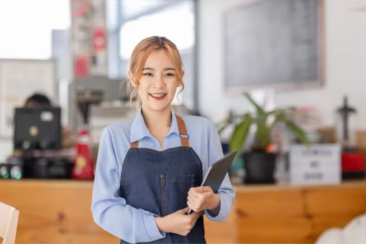 カフェのウェイトレスのイメージ