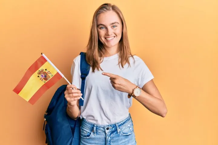 メキシコの国旗を指差す笑顔の女性