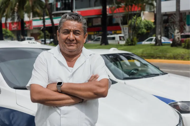 車の前で腕を組み微笑むメキシコ人のイメージ