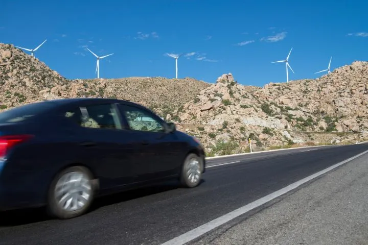メキシコのバハカリフォルニア州の道路を走行する車のイメージ
