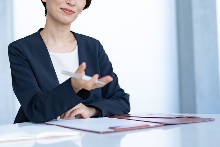 女性面接官の画像