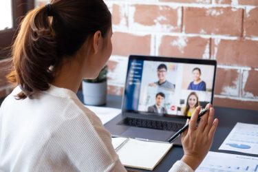 日本にいながら海外の仕事をする方法！社会保険や税金の扱いについても解説