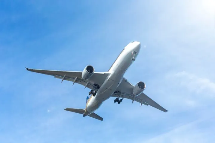 飛行機が飛び立つイメージ