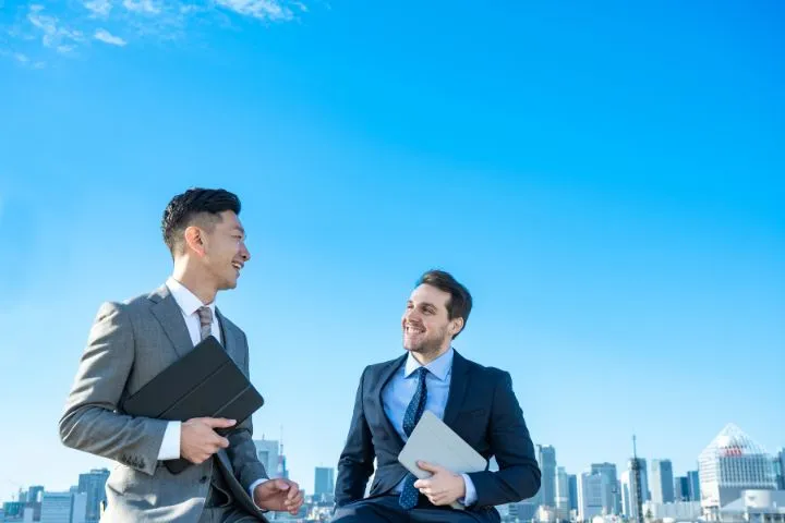 外国籍の男性と話す日本人男性の画像