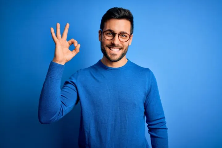 OKサインを指で作る外国人男性の画像