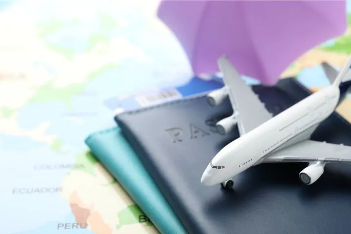 手帳の上の飛行機と傘のイメージ