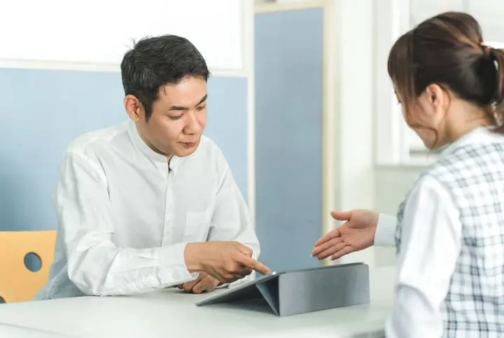 役所で申請する男性の画像