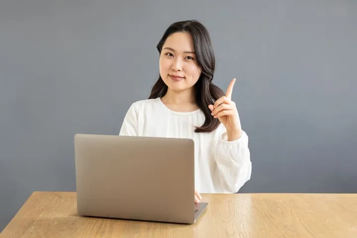 指をさす女性
