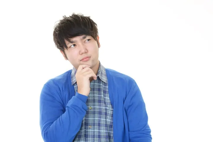 あごに手を当てて考える男性の画像