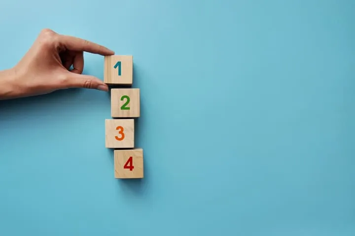 ブロックを4つ積み重ねて4つのポイントをイメージした画像