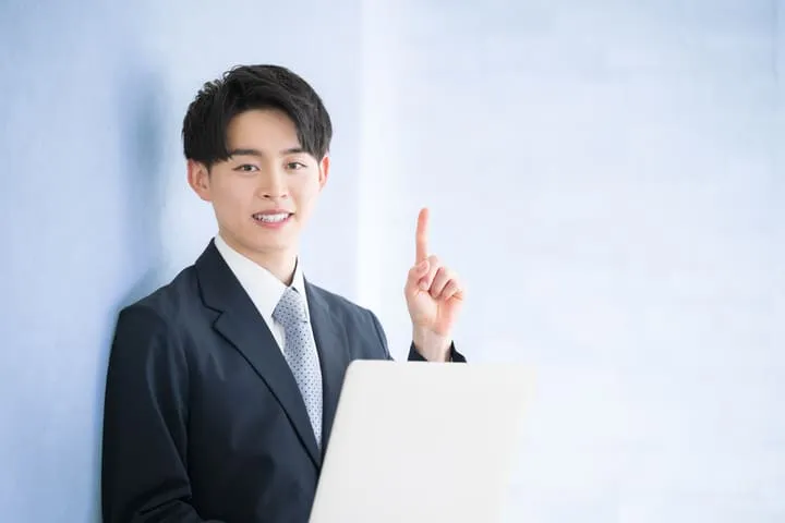 指をさしポイントを示す男性の画像