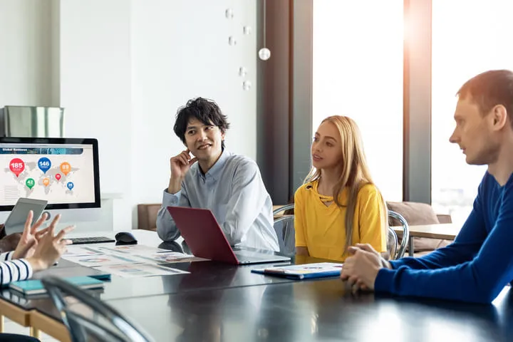 外資系企業で打ち合わせするビジネスマンのイメージ画像
