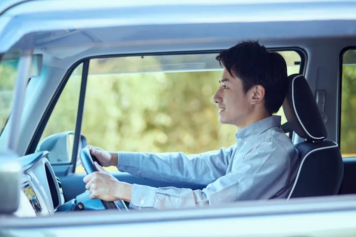 車を運転している若い人の画像