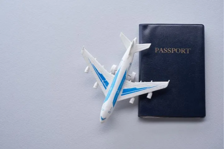 飛行機とパスポートの画像