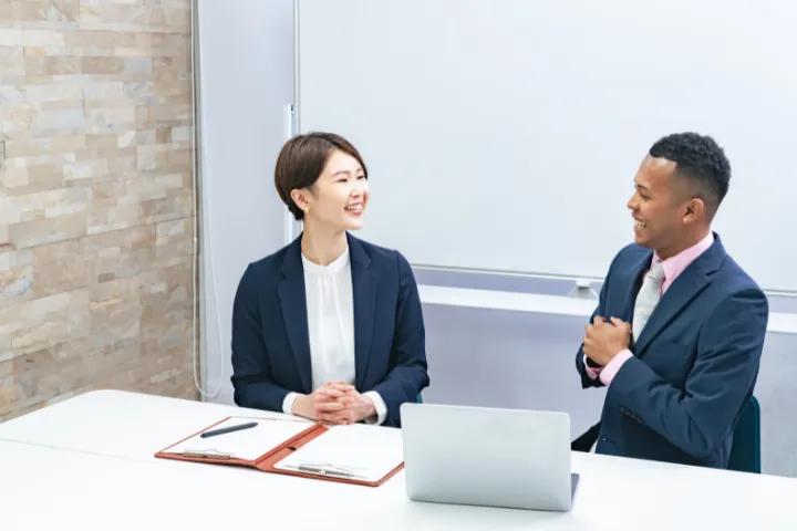 翻訳してる女性