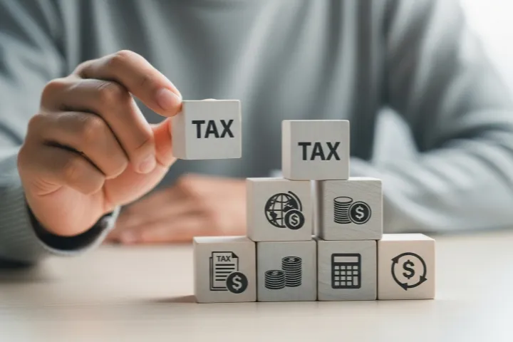 TAXと書かれたブロック