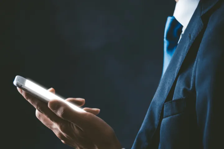 スマホを持つビジネスマンのイメージ