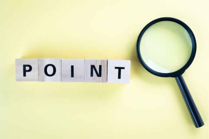 ポイントと書かれたブロックと虫眼鏡の画像