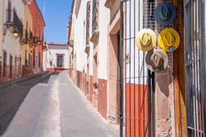 メキシコ・サカテカスの路地と帽子の画像