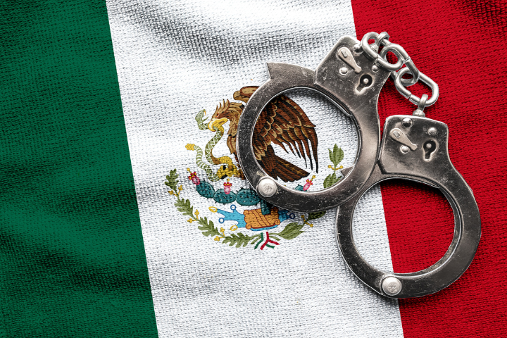 メキシコ国旗と手錠の画像