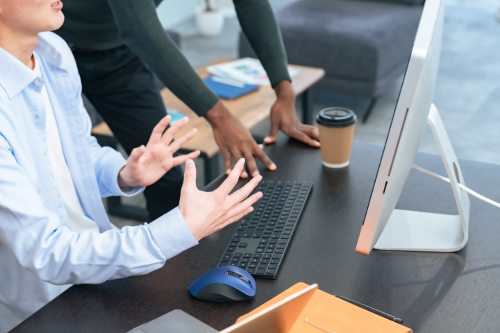 PCを前に説明をする人の手元の画像