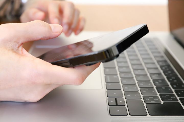 スマホとPCで調べものをしている手元の画像