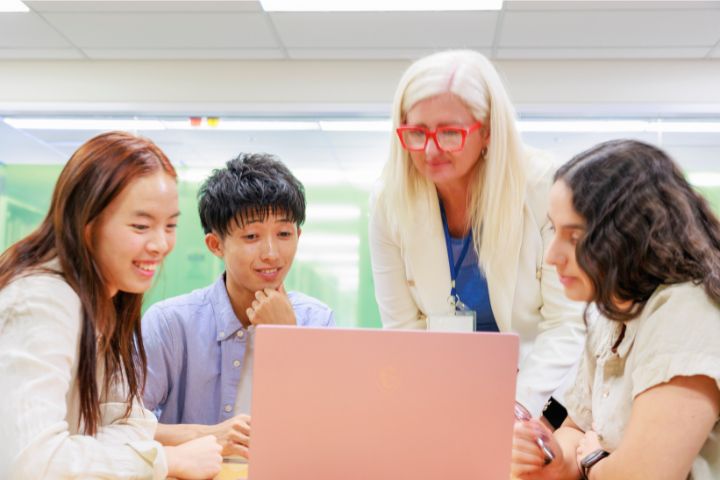 グローバルな環境で勉強している風景の画像