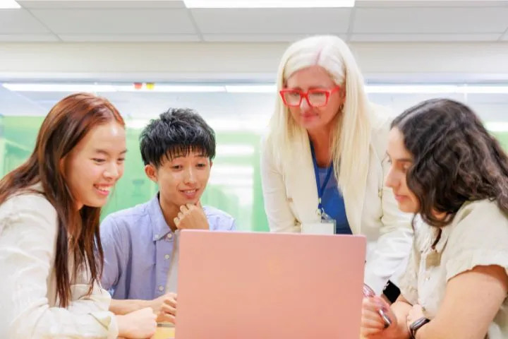 グローバルな環境で勉強している風景の画像