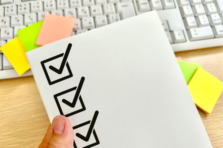 チェックリストを持っている手元の画像