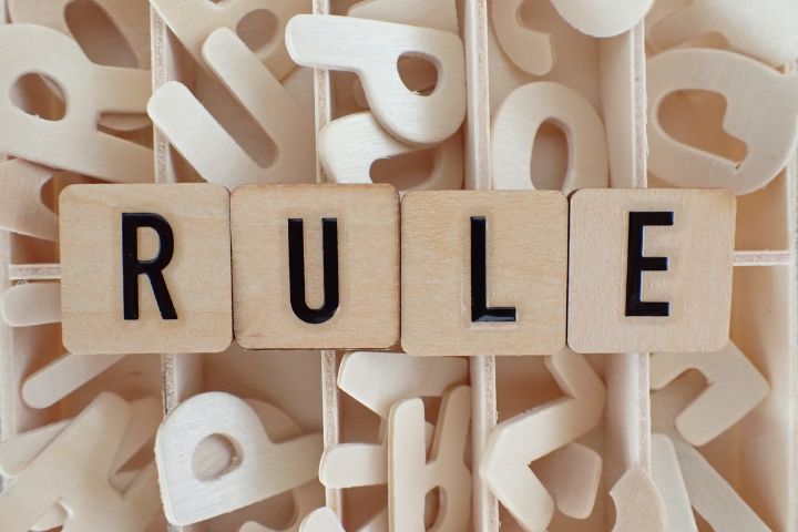 RULEと書かれた木のブロックの画像